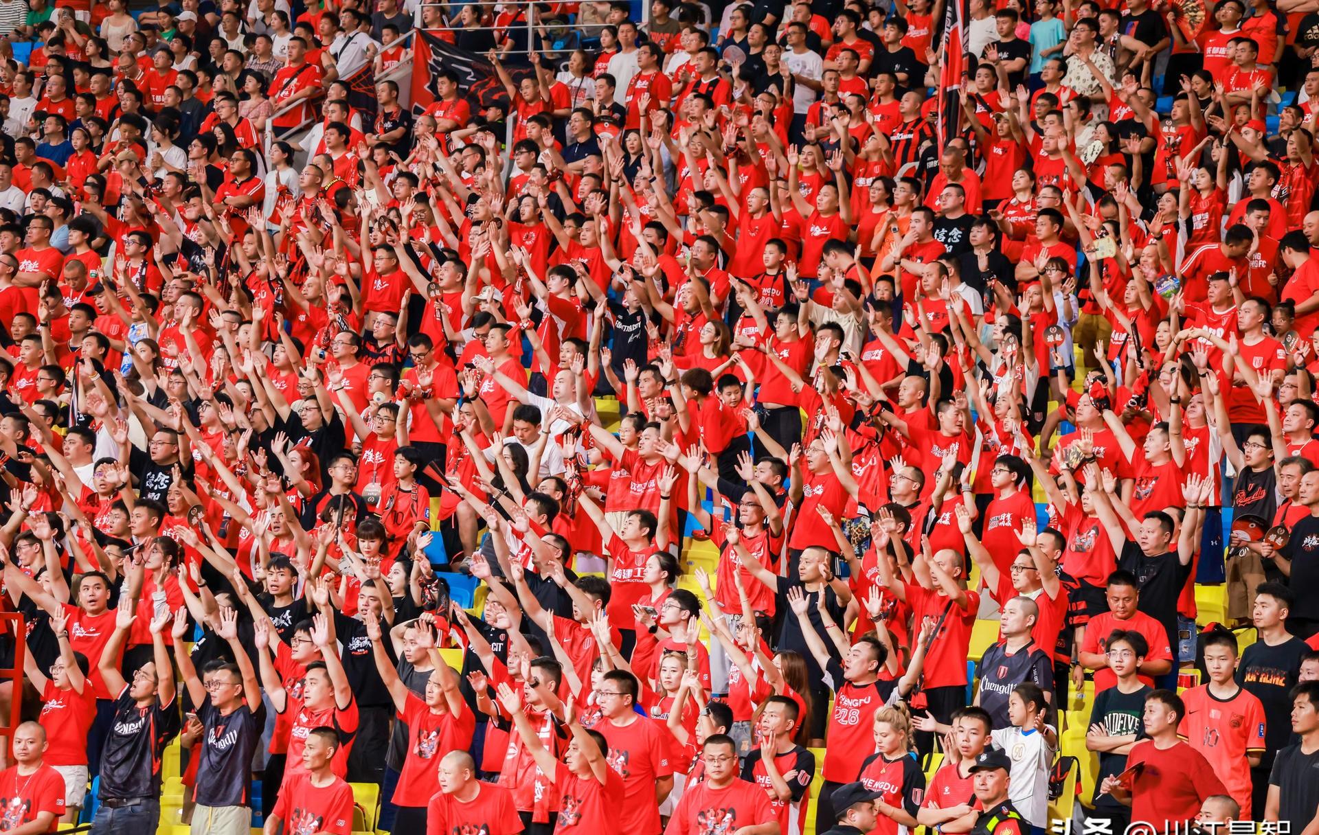 关于中超赛程吃紧，山东泰山今晨外线爆发，球迷炸锅，轮换策略成焦点的信息